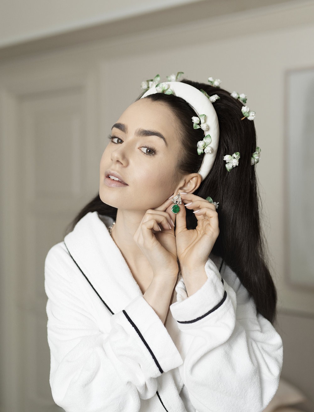 lily-collins-sexy-cartier-jewelry-3 lily collins sexy cartier jewelry 3