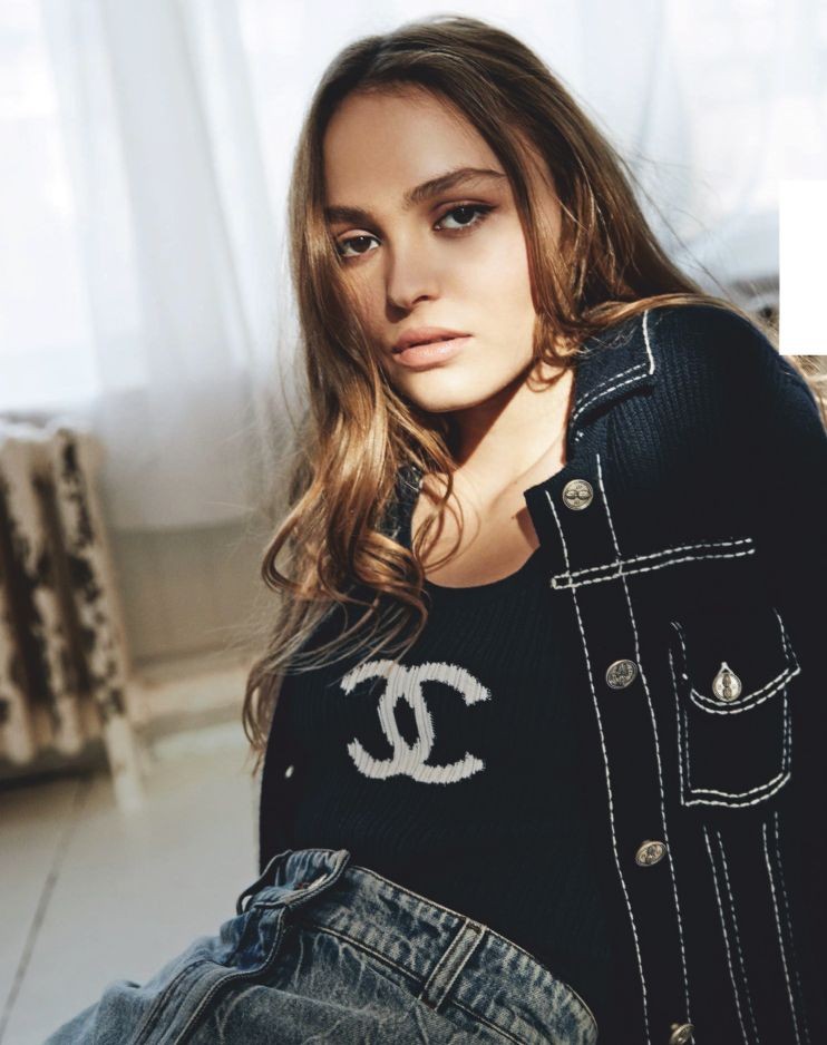 lily-rose-depp-nipples-2 lily rose depp nipples 2