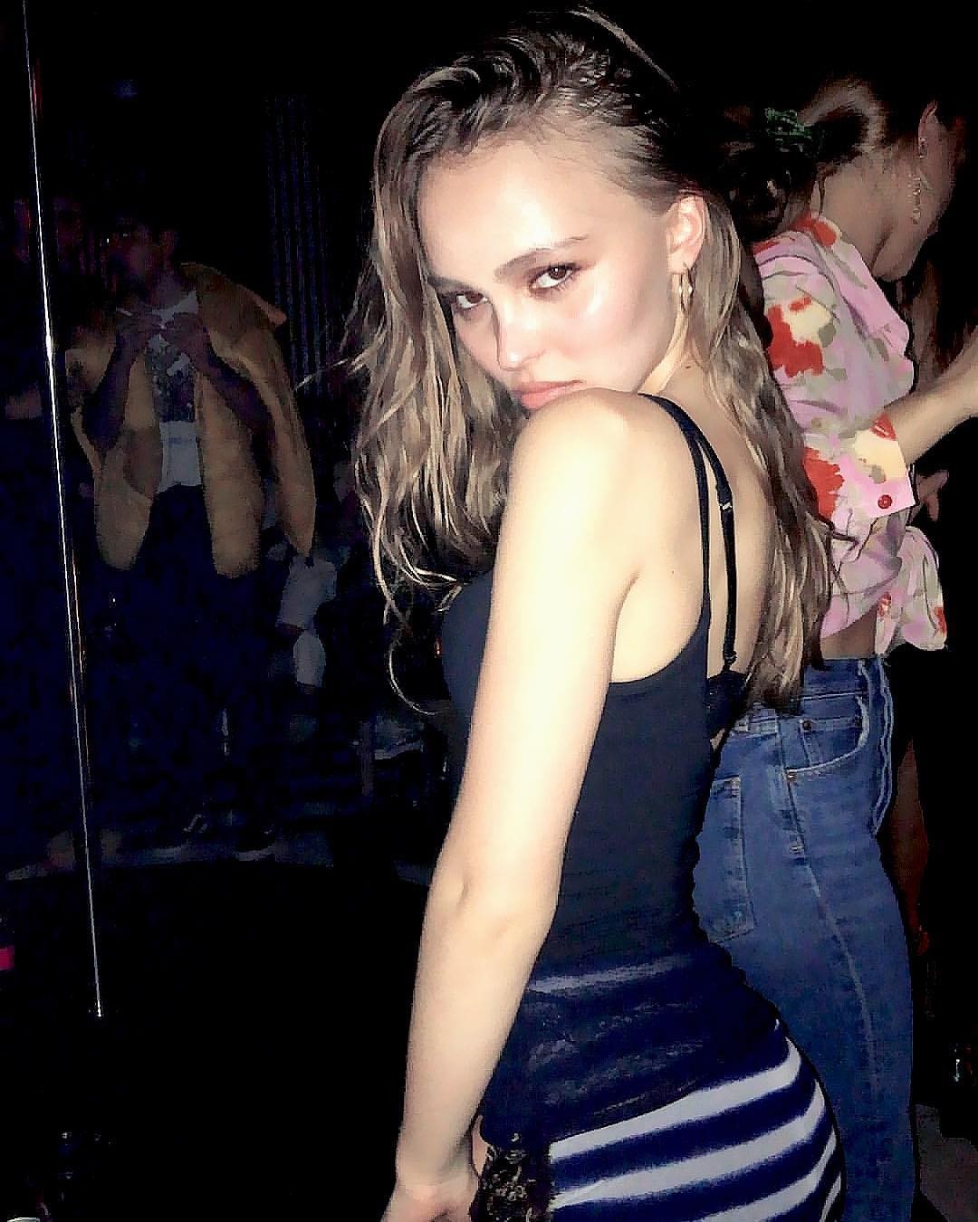 lily-rose-depp-topless-sexy-8 lily rose depp topless sexy 8