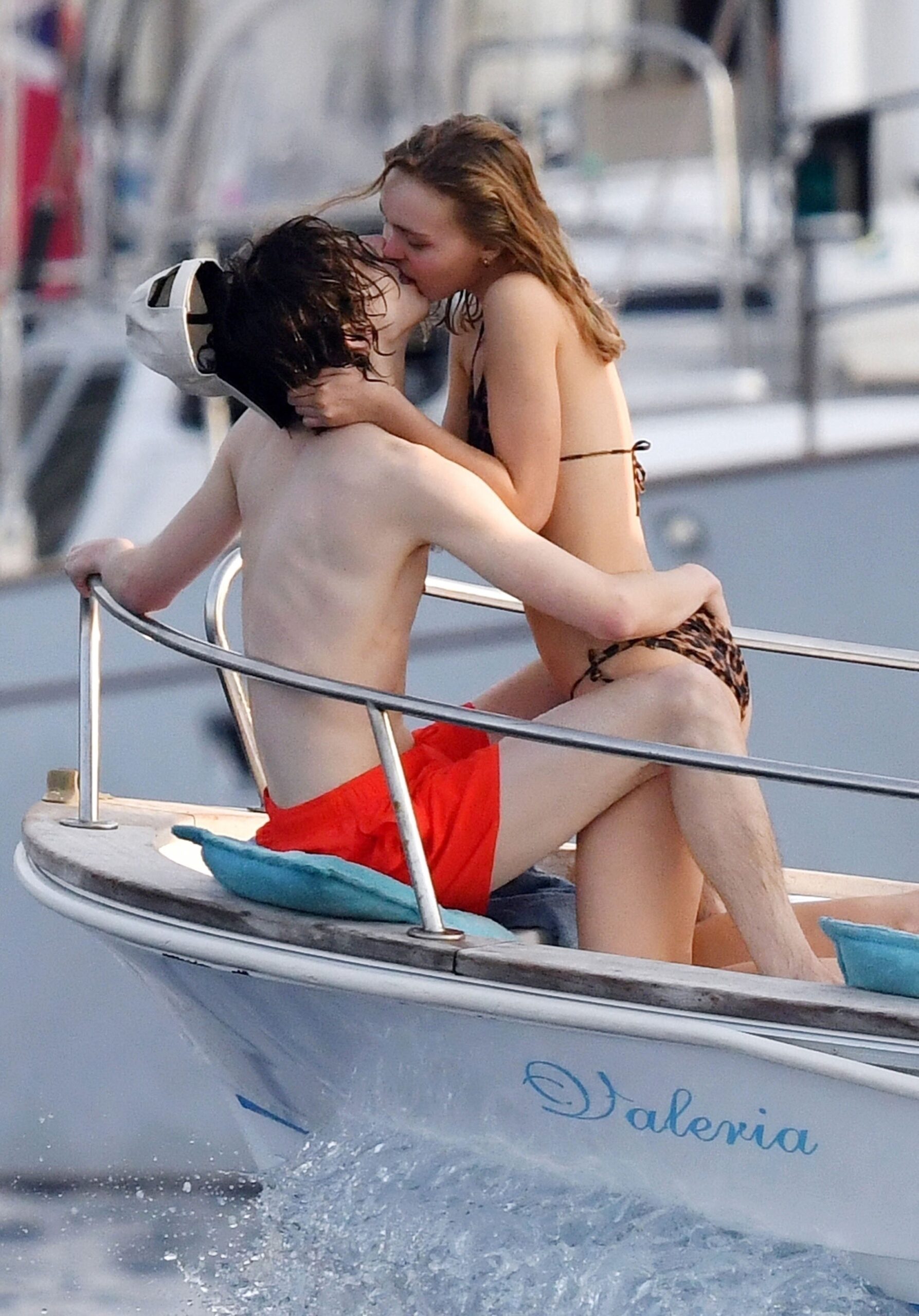 lily-rosedepp-and-timothee-chalamet-sexy-11 Lily-Rose Depp and Timothée Chalamet Kisses