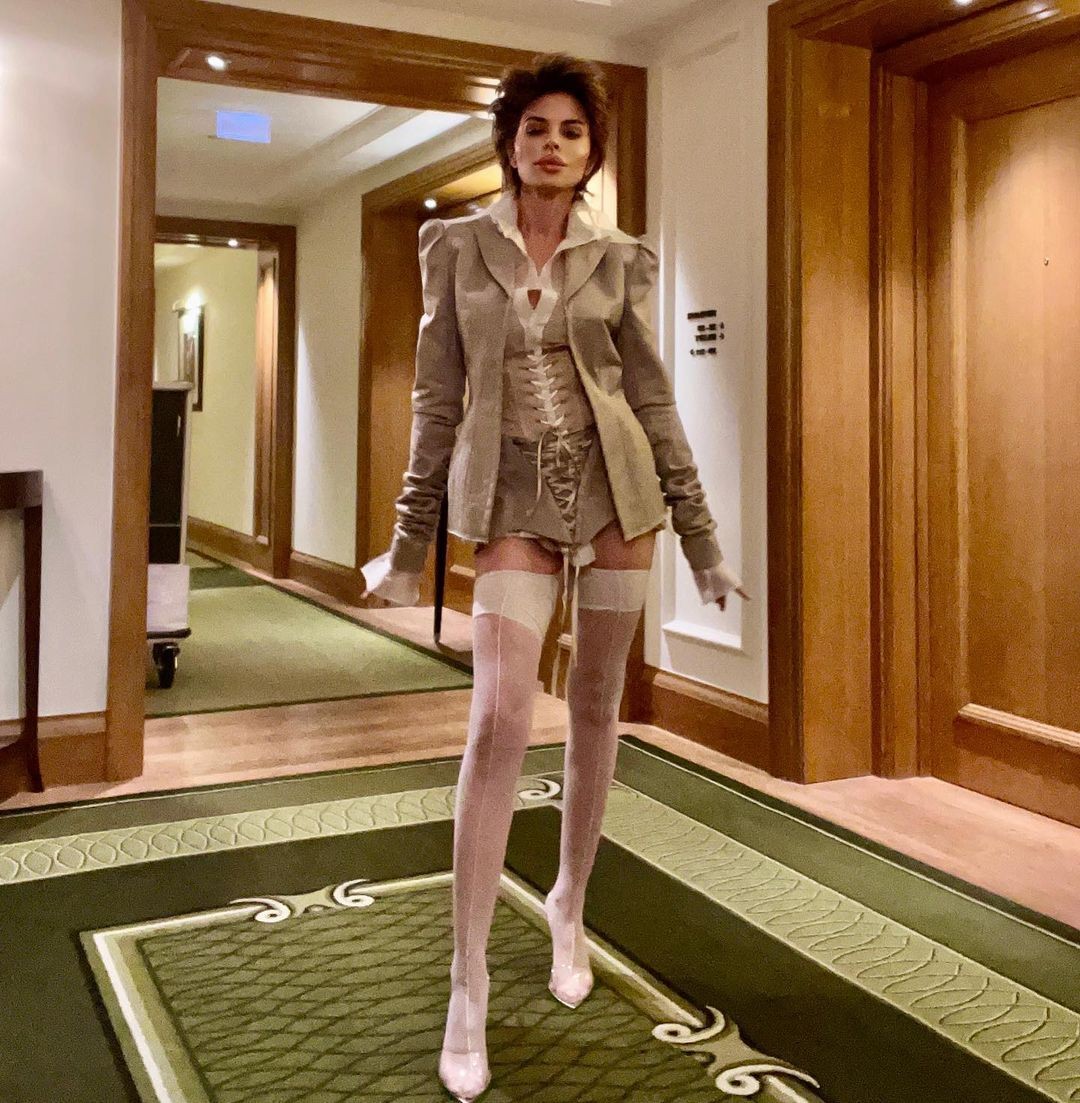 lisa-rinna-sexy-stockings-thefappening-cfd-1 Lisa Rinna Sexy In White Stockings