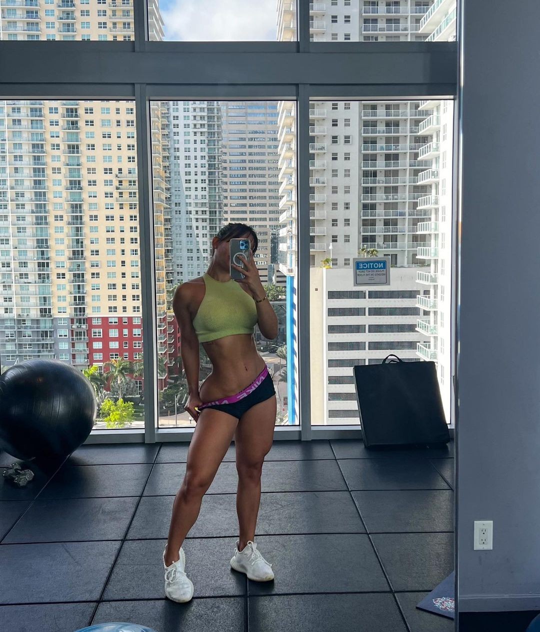 lisandra-lezcano-selfie-thefappening-cfd-1 Lisandra Lezcano Selfie