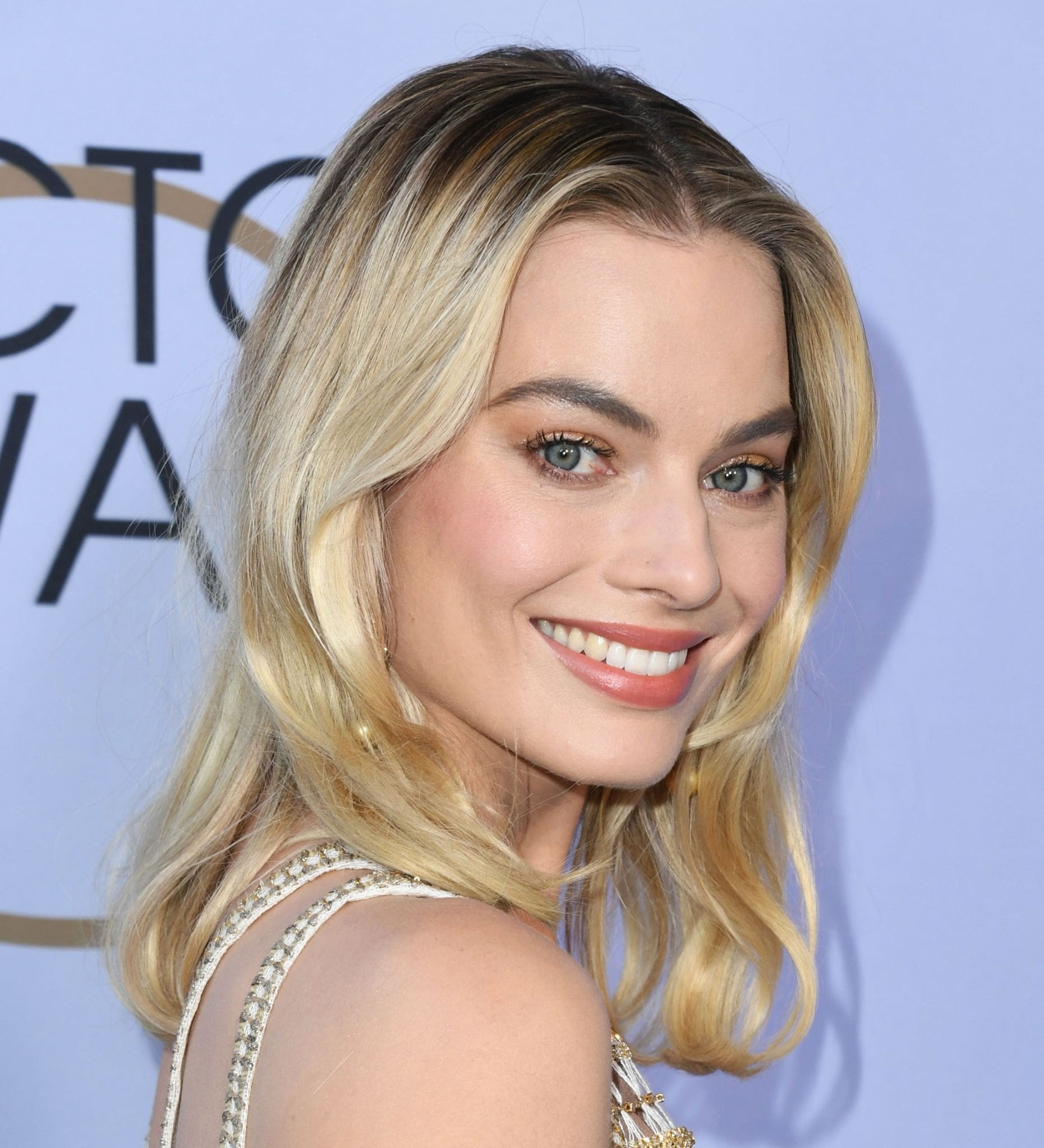 margot-robbie-sexy-dress-3 margot robbie sexy dress 3