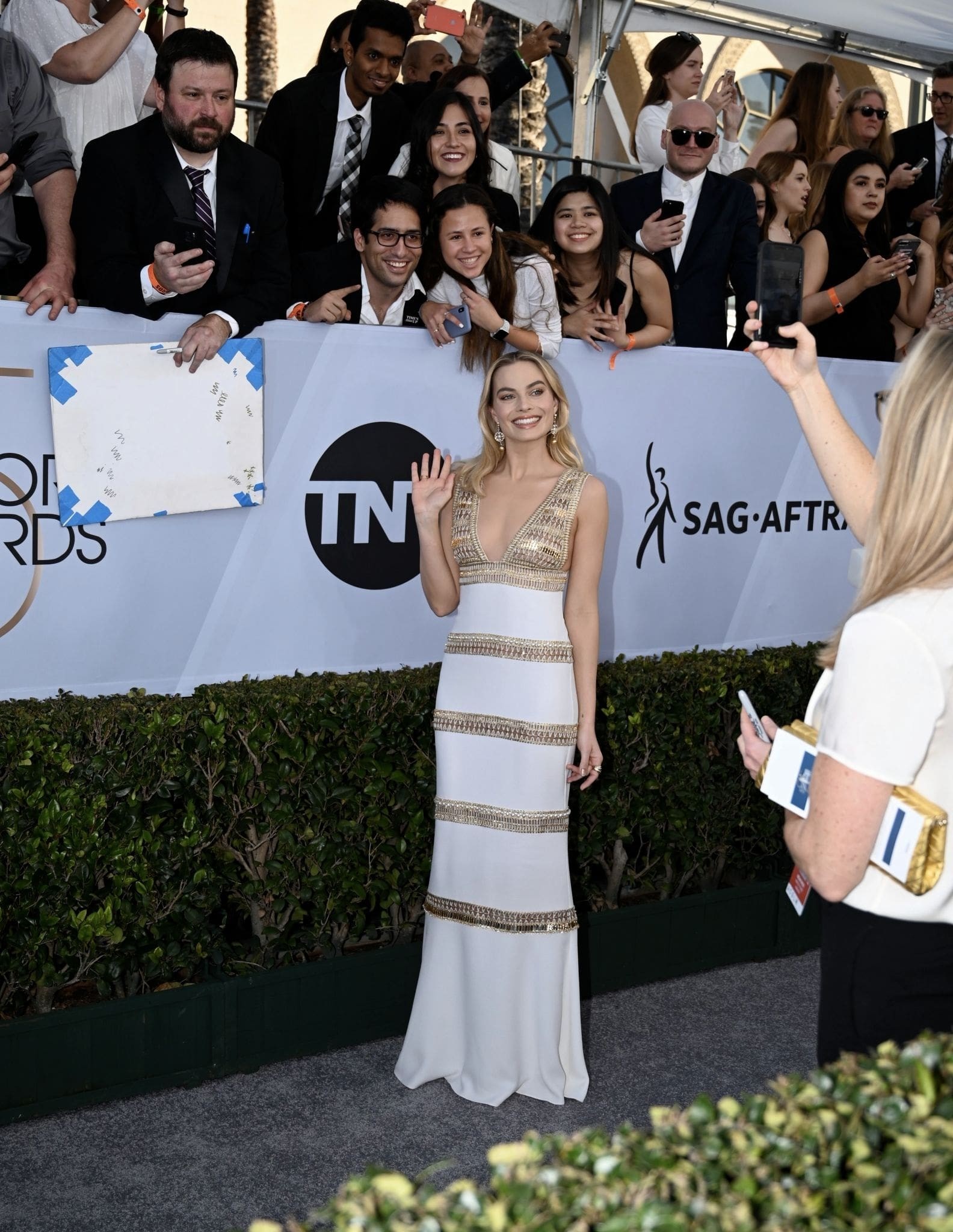 margot-robbie-sexy-dress-6 margot robbie sexy dress 6