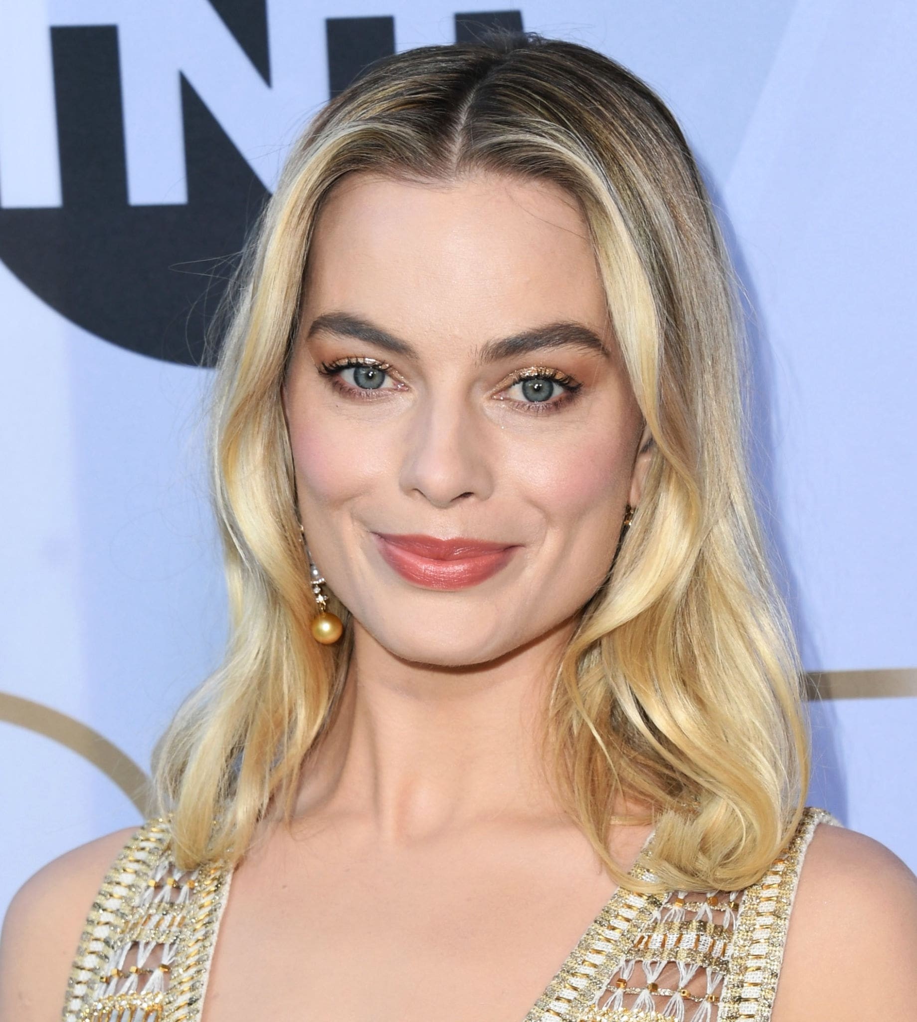margot-robbie-sexy-dress-7 margot robbie sexy dress 7