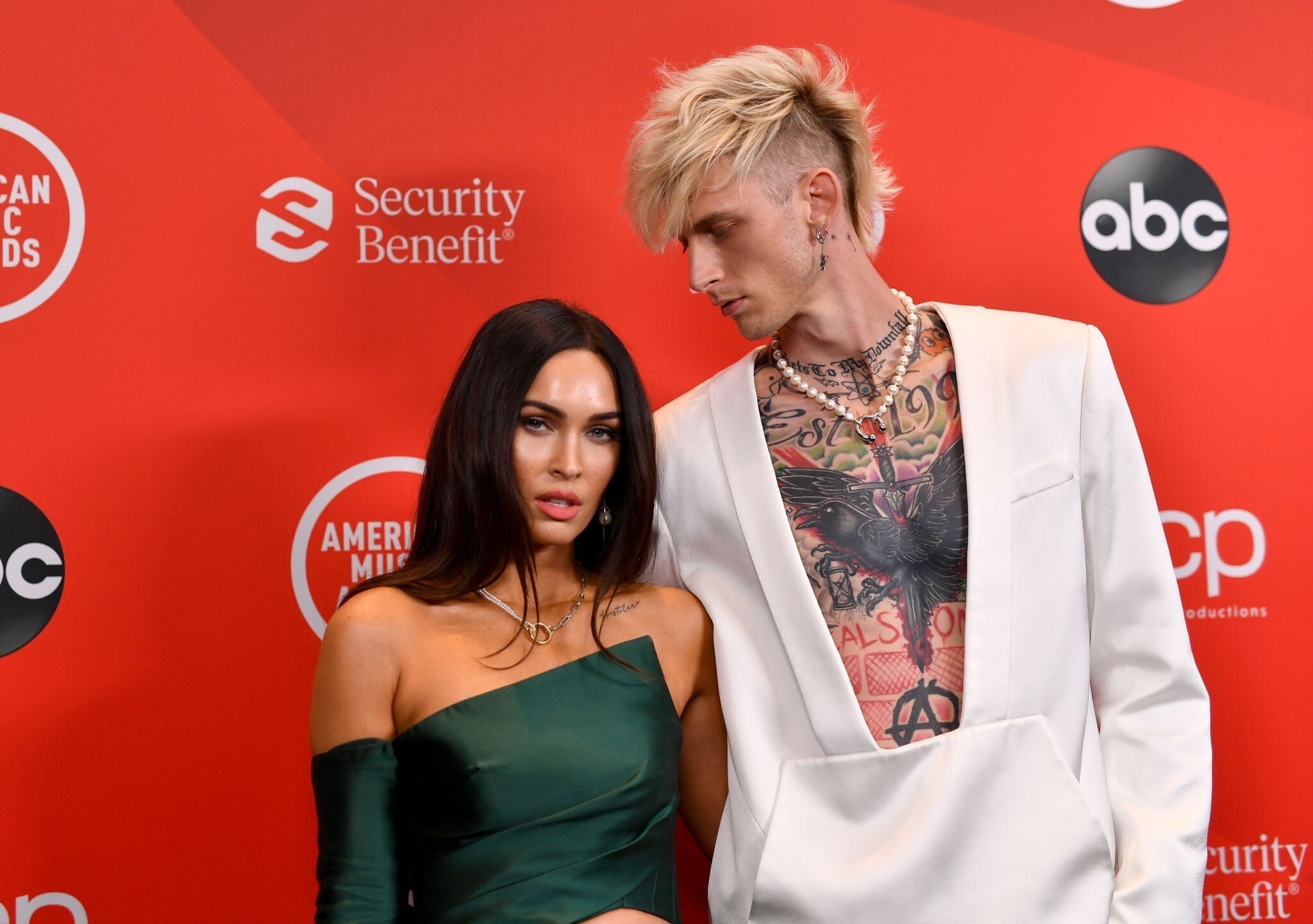 megan-fox-and-machine-gun-kelly-sexy-thefappening-cfd-2 Megan Fox And Machine Gun Kelly AMA 2020