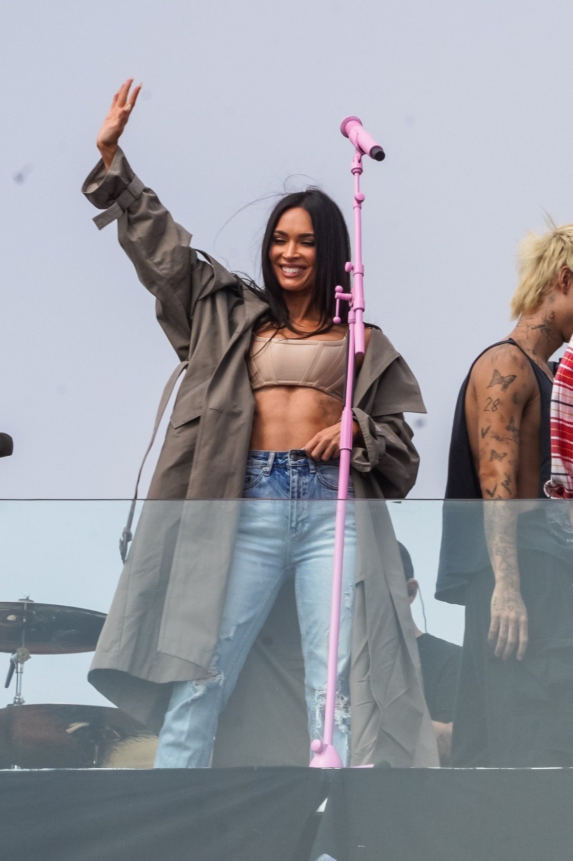 megan-fox-perfect-abs-at-mgc-concert-at-venice-beach-thefappening-cfd-11 megan fox perfect abs at mgc concert at venice beach thefappening cfd 11