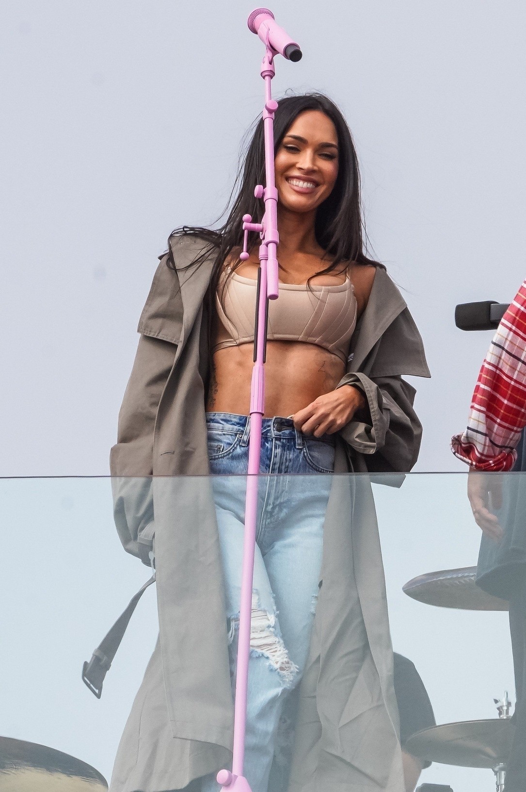 megan-fox-perfect-abs-at-mgc-concert-at-venice-beach-thefappening-cfd-2 Megan Fox's Perfect ABS At MGC Concert At Venice Beach
