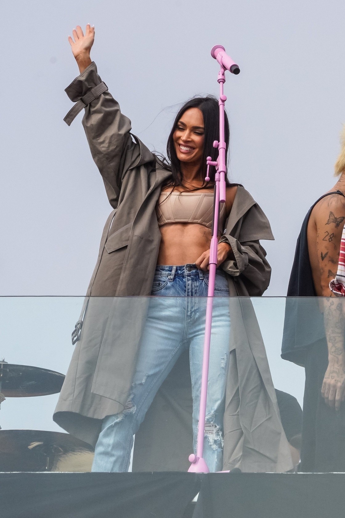megan-fox-perfect-abs-at-mgc-concert-at-venice-beach-thefappening-cfd-5 megan fox perfect abs at mgc concert at venice beach thefappening cfd 5