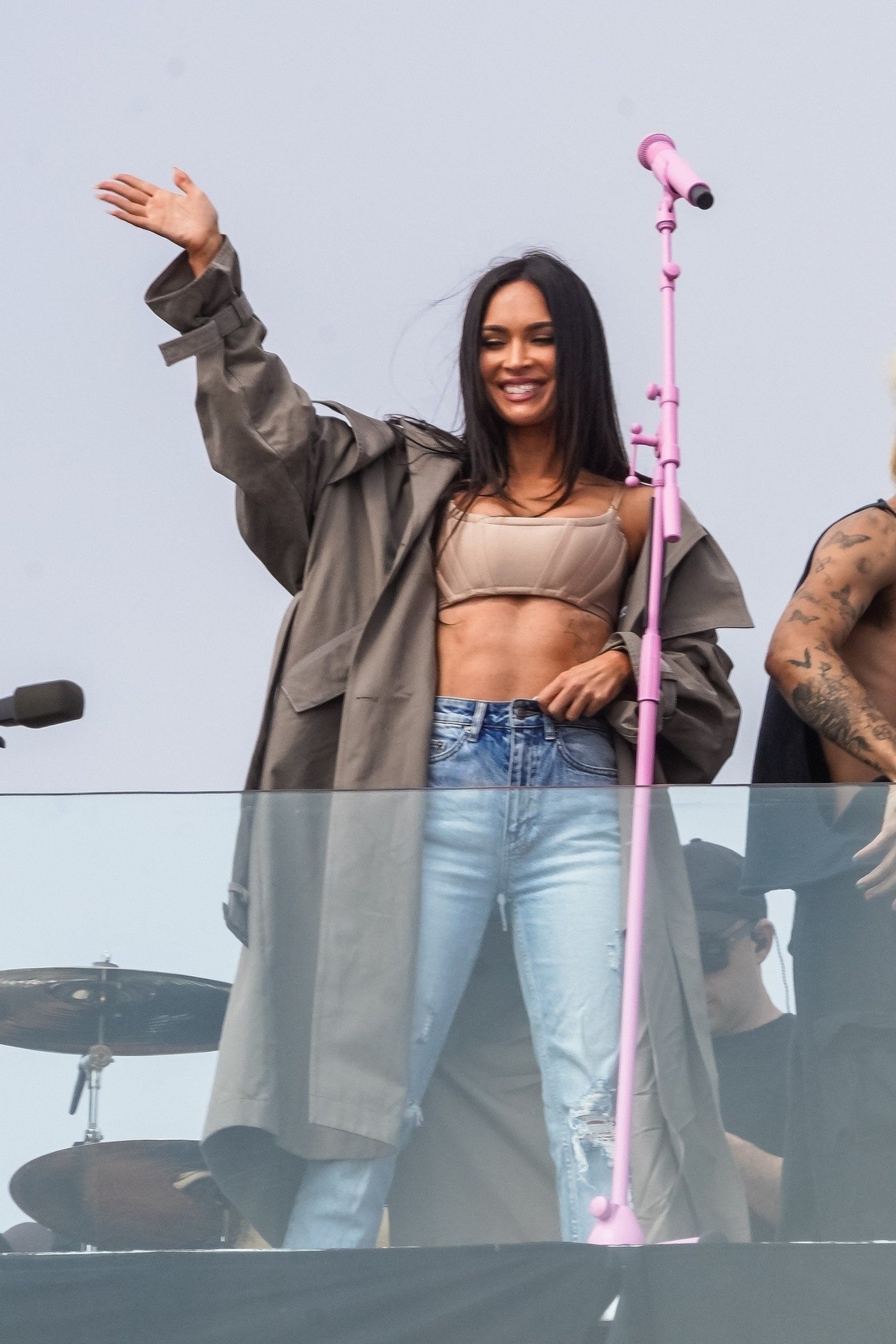 megan-fox-perfect-abs-at-mgc-concert-at-venice-beach-thefappening-cfd-9 Megan Fox Fappening