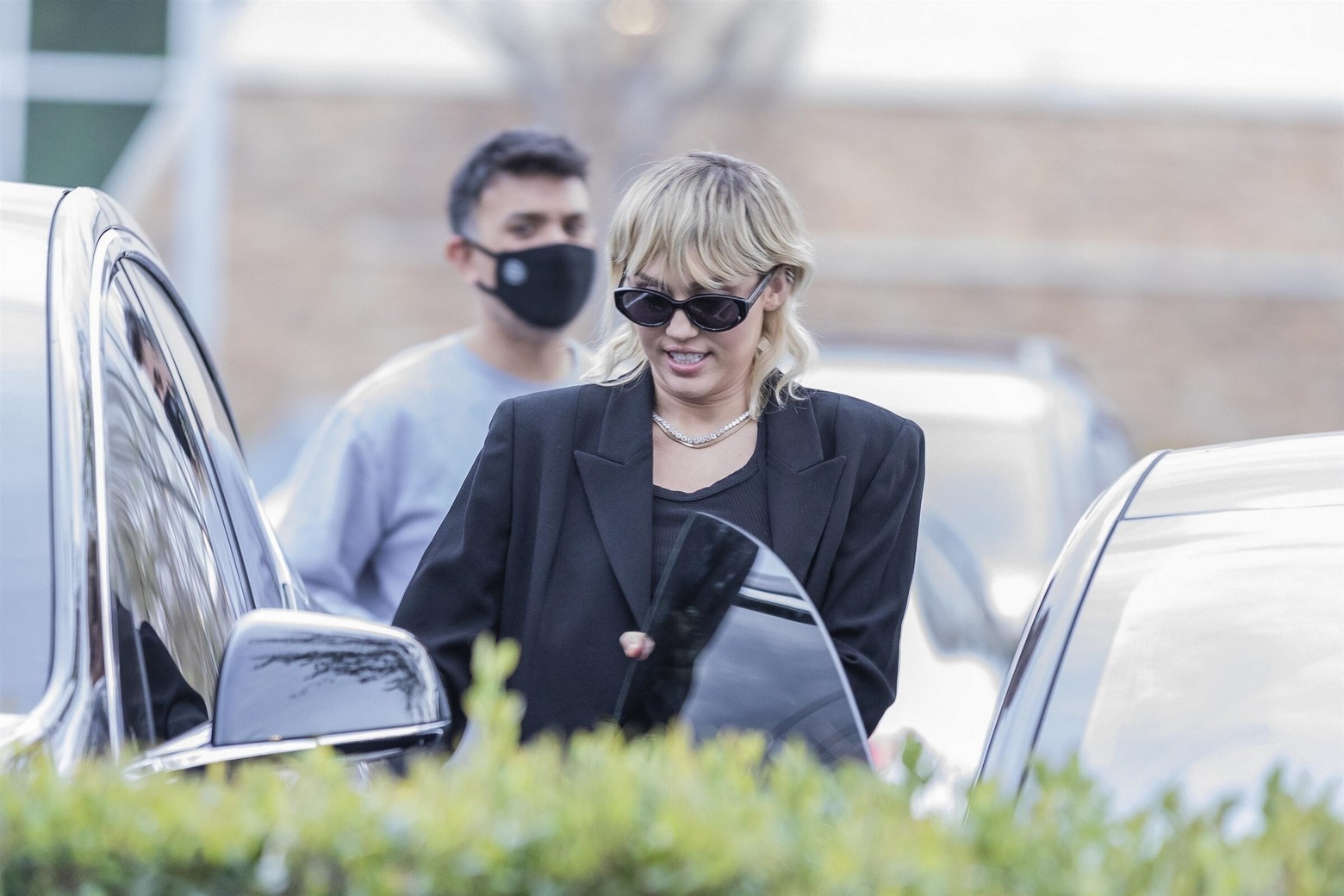 miley-cyrus-no-face-mask-during-covid-19-pandemic-thefappening-pro-6 Miley Cyrus NO Face Mask During COVID-19 Pandemic