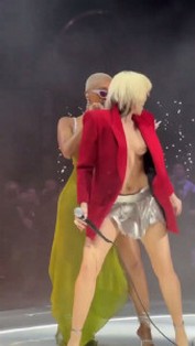 miley-cyrus-nude-at-new-years-eve-party-thefappening-cfd-1 Miley Cyrus Sideboobs