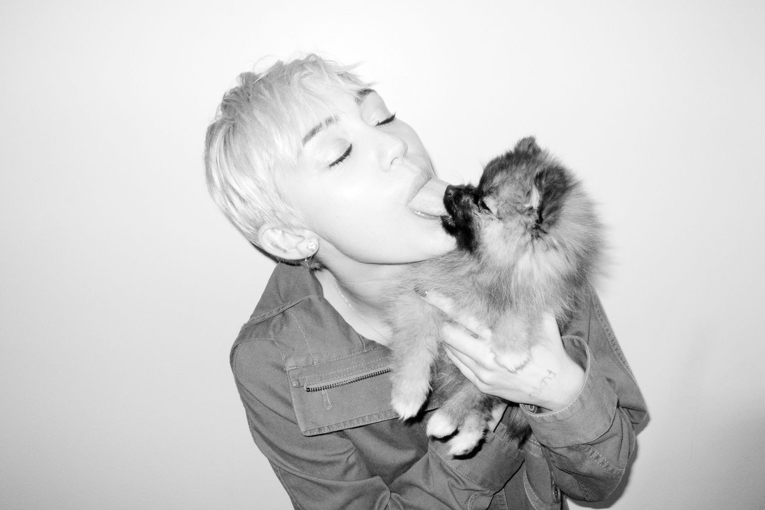 miley-cyrus-nude-leaked-fappening-23 Miley-Cyrus-Nude-Leaked-Fappening-23