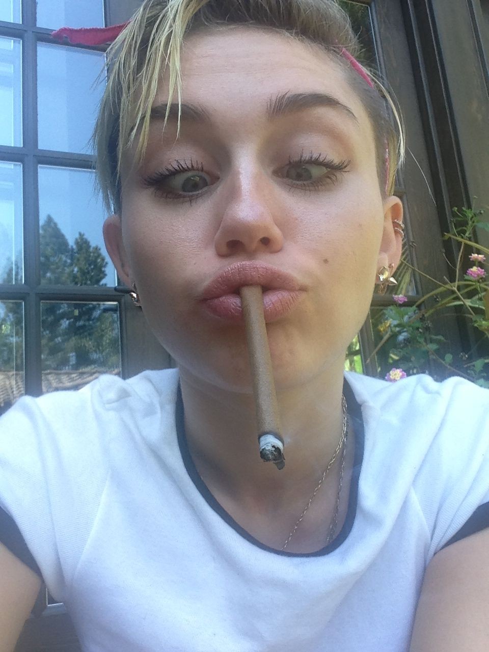 miley-cyrus-nude-leaked-fappening-25 Miley-Cyrus-Nude-Leaked-Fappening-25