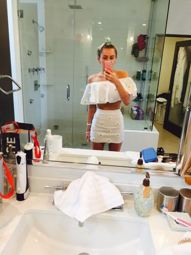 miley-cyrus-nude-leaked-fappening-32 Miley-Cyrus-Nude-Leaked-Fappening-32