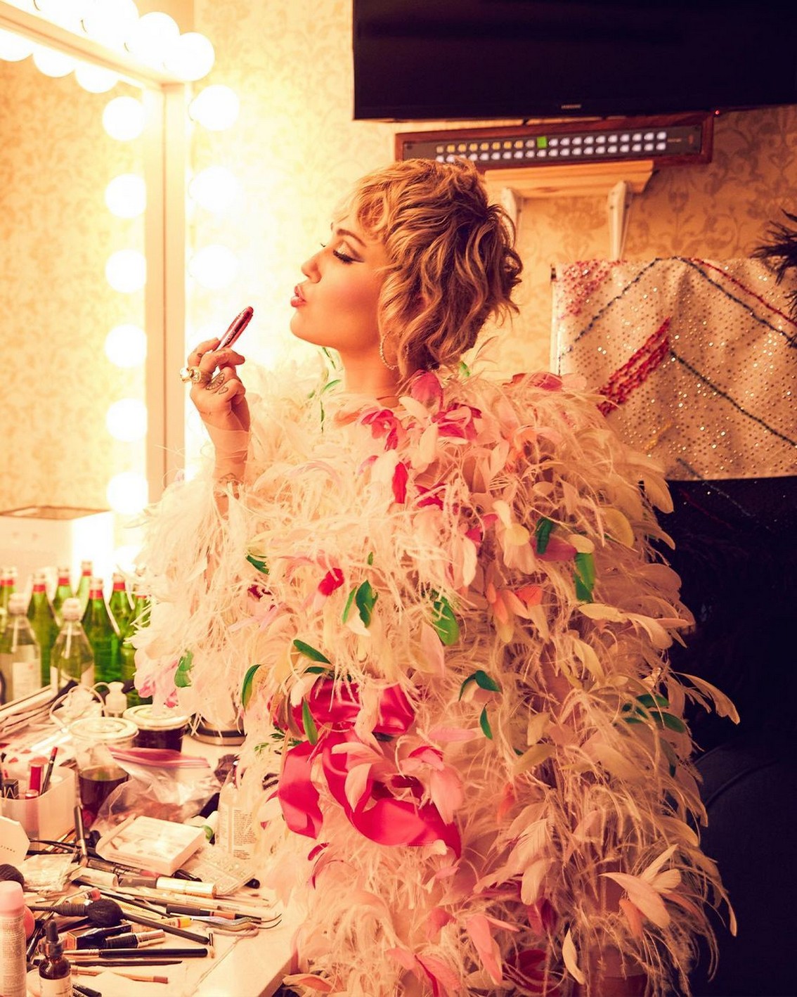 miley-cyrus-sexy-in-pink-feathers-thefappening-cfd-5 miley cyrus sexy in pink feathers thefappening cfd 5