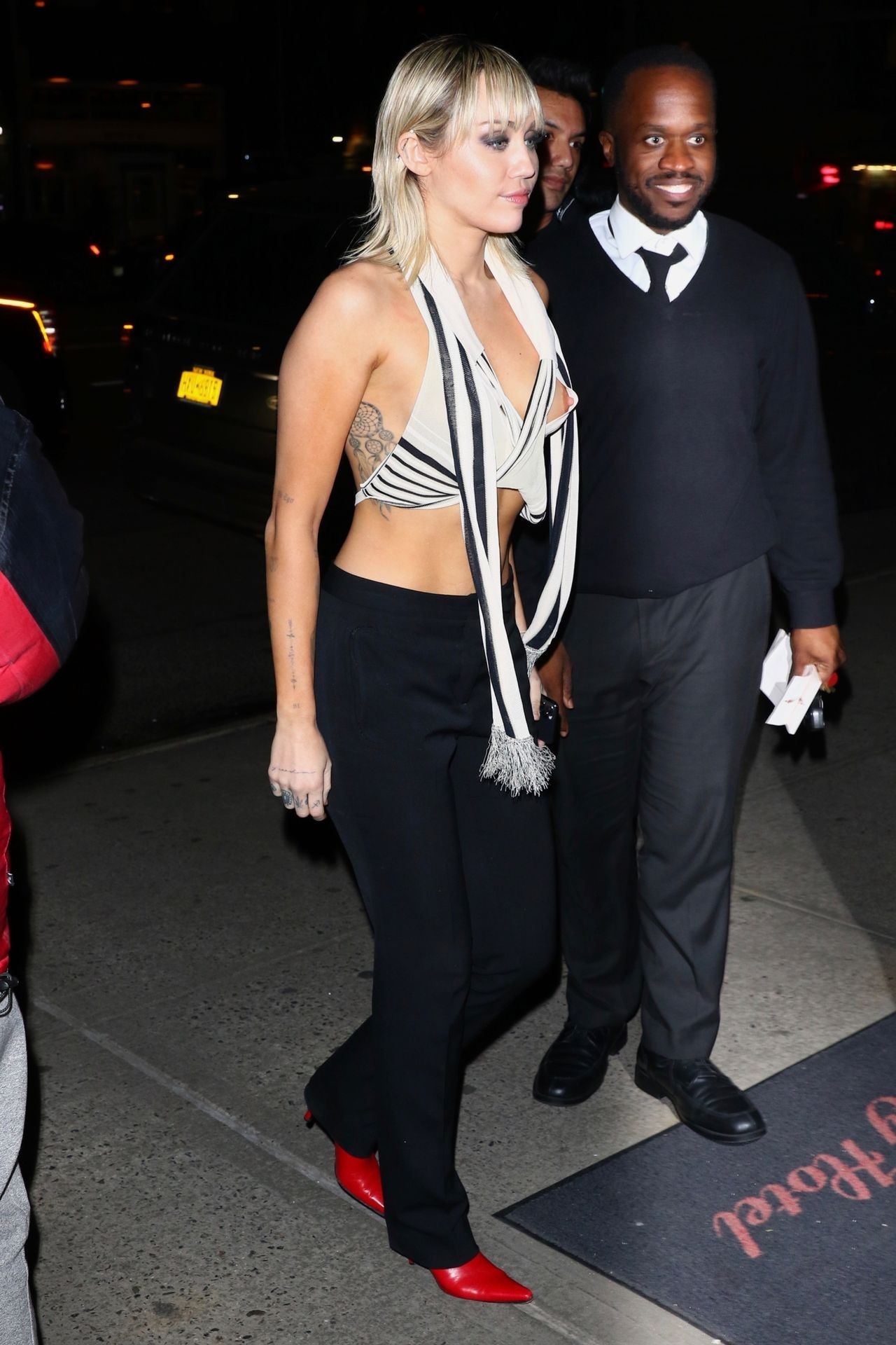 miley-cyrus-topless-on-the-street-2 miley cyrus topless on the street 2