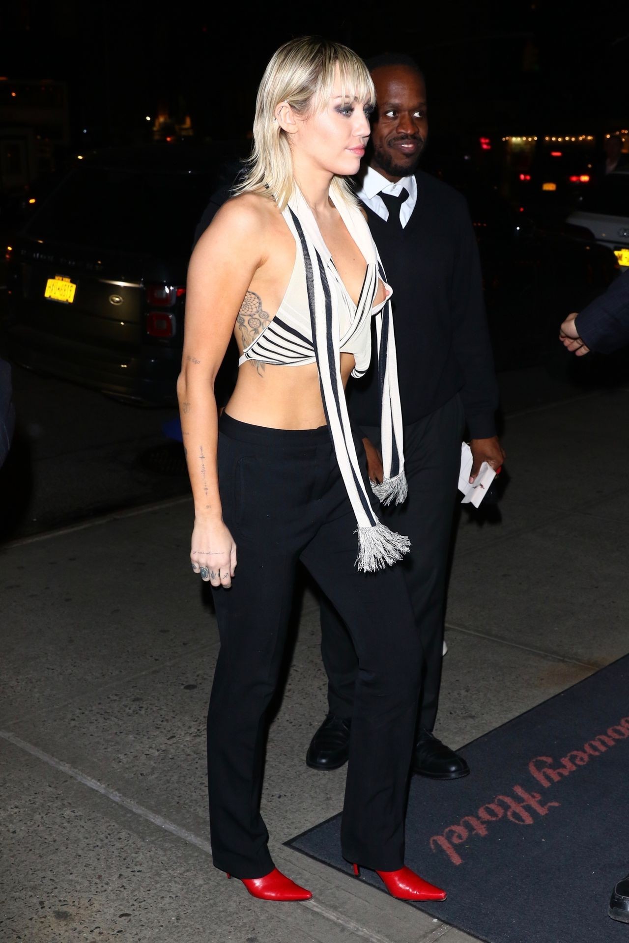 miley-cyrus-topless-on-the-street-5 miley cyrus topless on the street 5