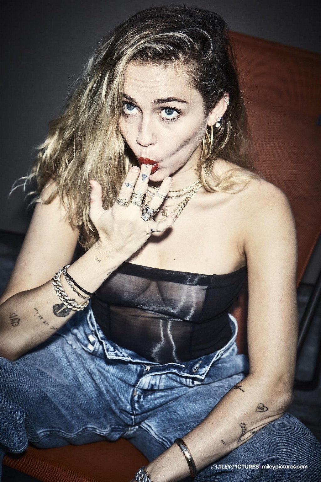 miley-cyrus-topless-thefappening-cfd-8 Miley Cyrus Tits
