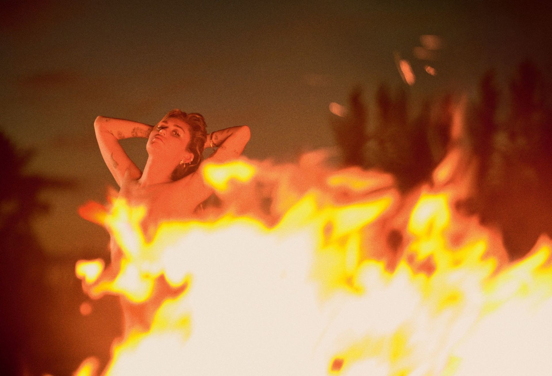 miley-cyrus-topless-vanity-fair-4 miley cyrus topless vanity fair 4