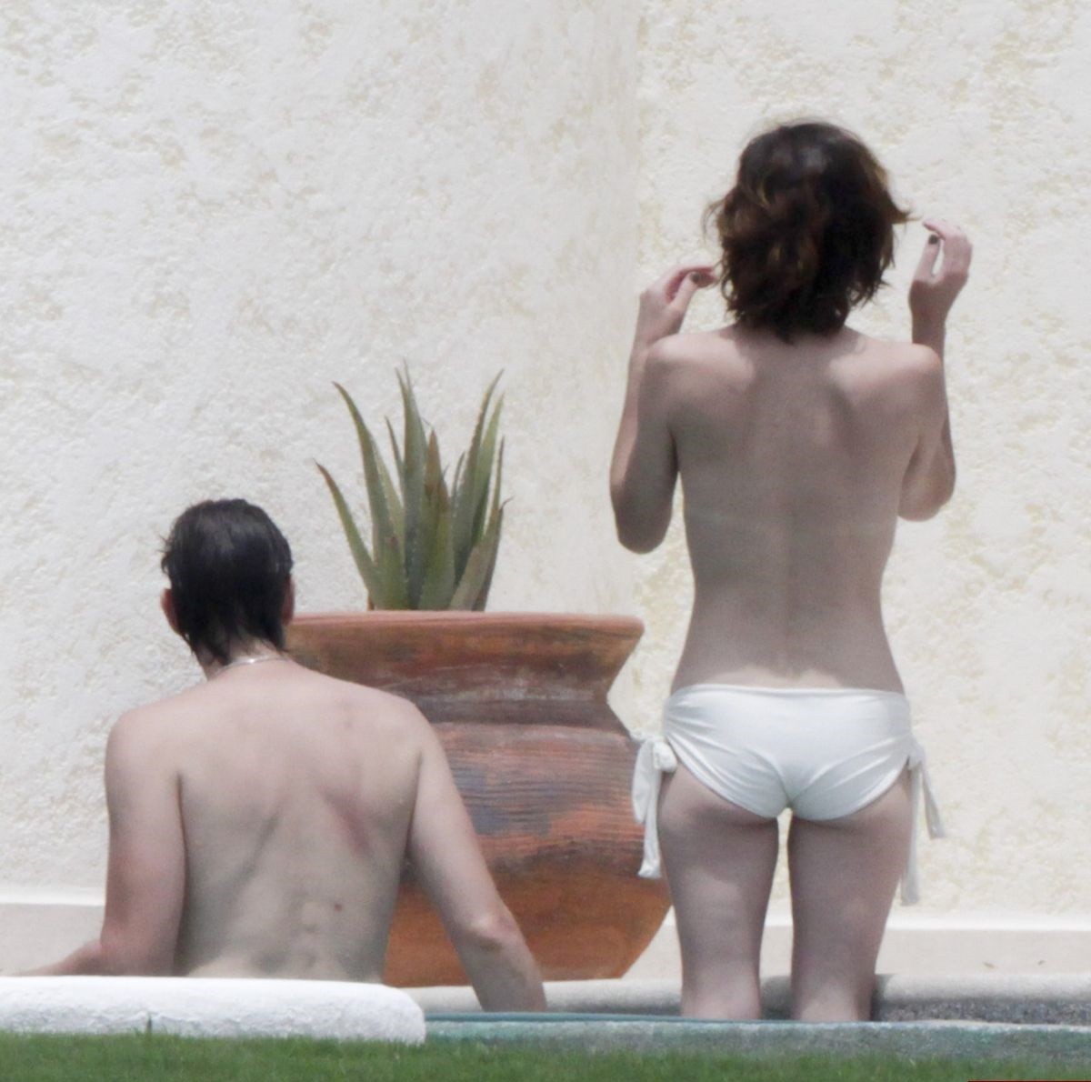 milla-jovovich-paparazzi-explicit-shots-1 milla jovovich paparazzi explicit shots 1
