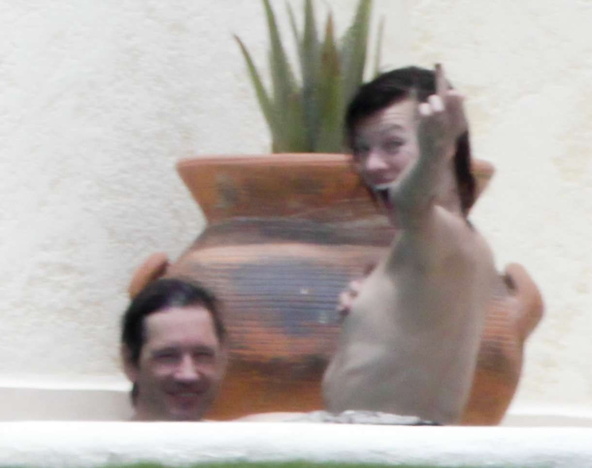 milla-jovovich-paparazzi-explicit-shots-10 milla jovovich paparazzi explicit shots 10