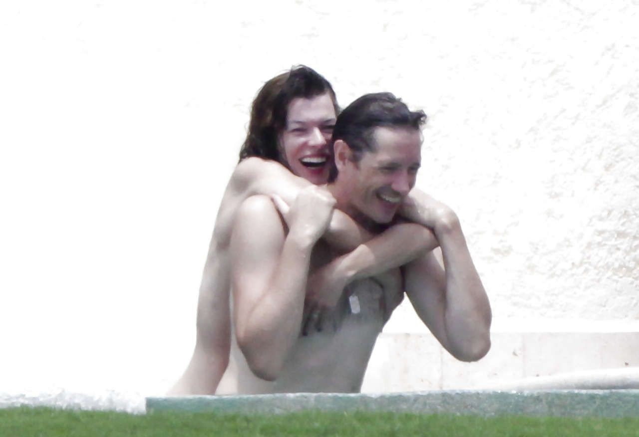milla-jovovich-paparazzi-explicit-shots-12 milla jovovich paparazzi explicit shots 12