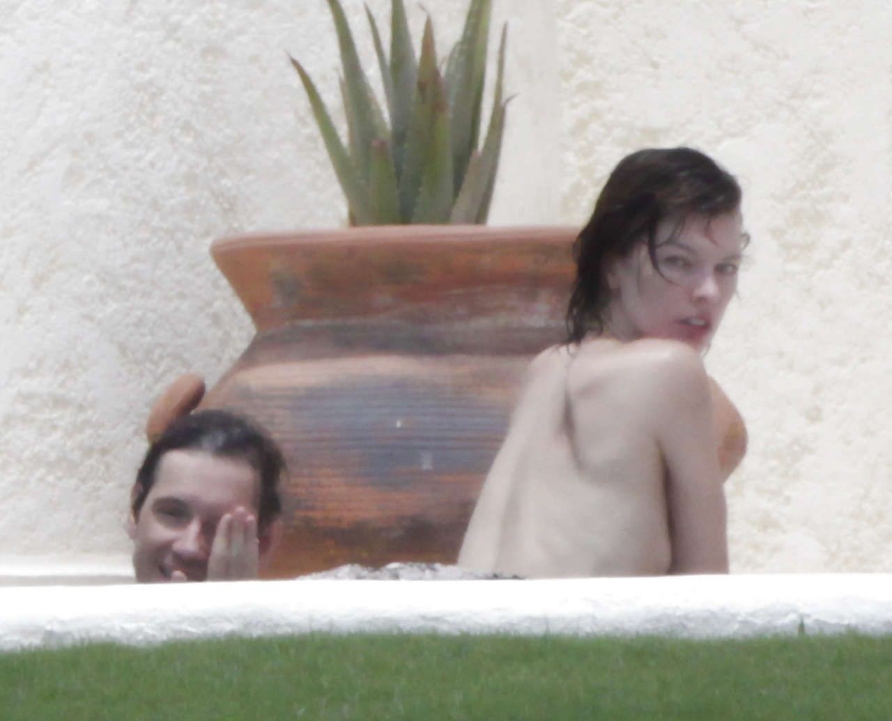 milla-jovovich-paparazzi-explicit-shots-2 milla jovovich paparazzi explicit shots 2