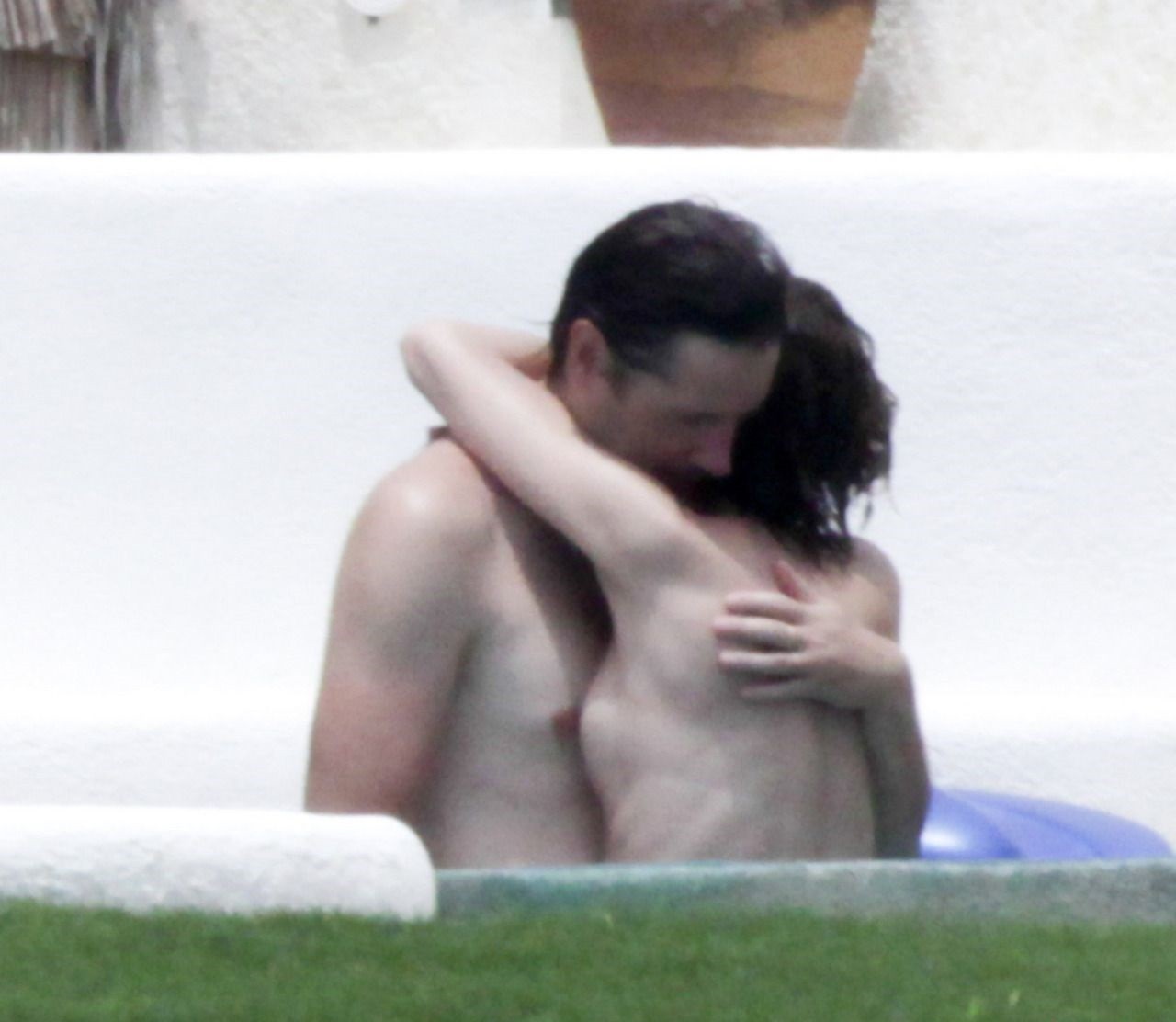 milla-jovovich-paparazzi-explicit-shots-4 milla jovovich paparazzi explicit shots 4