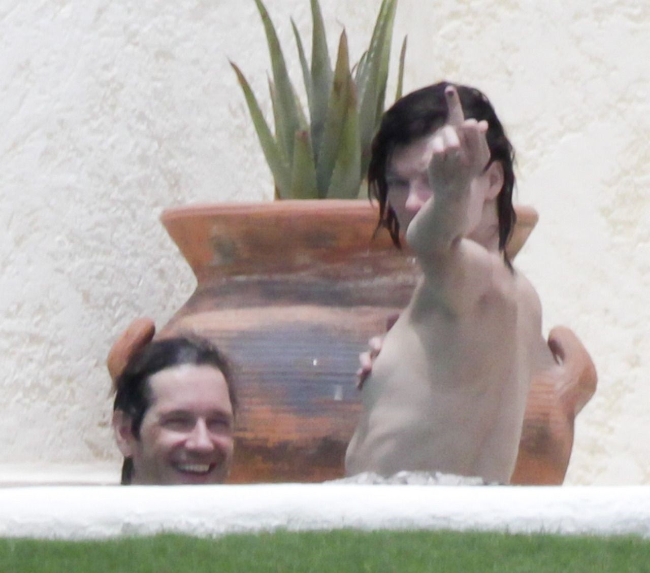 milla-jovovich-paparazzi-explicit-shots-5 milla jovovich paparazzi explicit shots 5