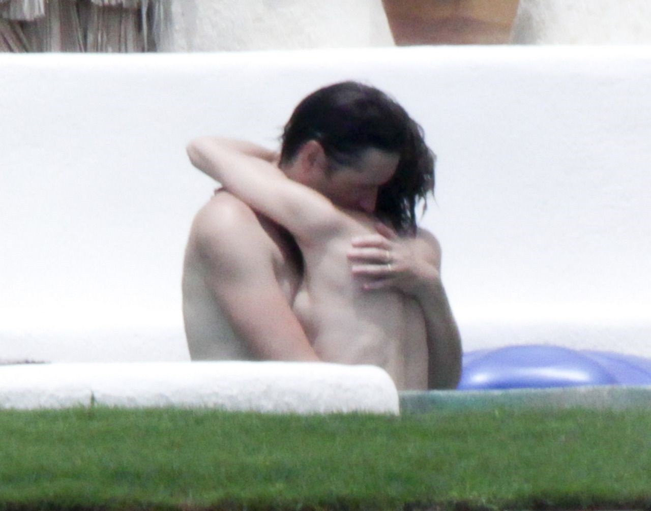 milla-jovovich-paparazzi-explicit-shots-6 milla jovovich paparazzi explicit shots 6