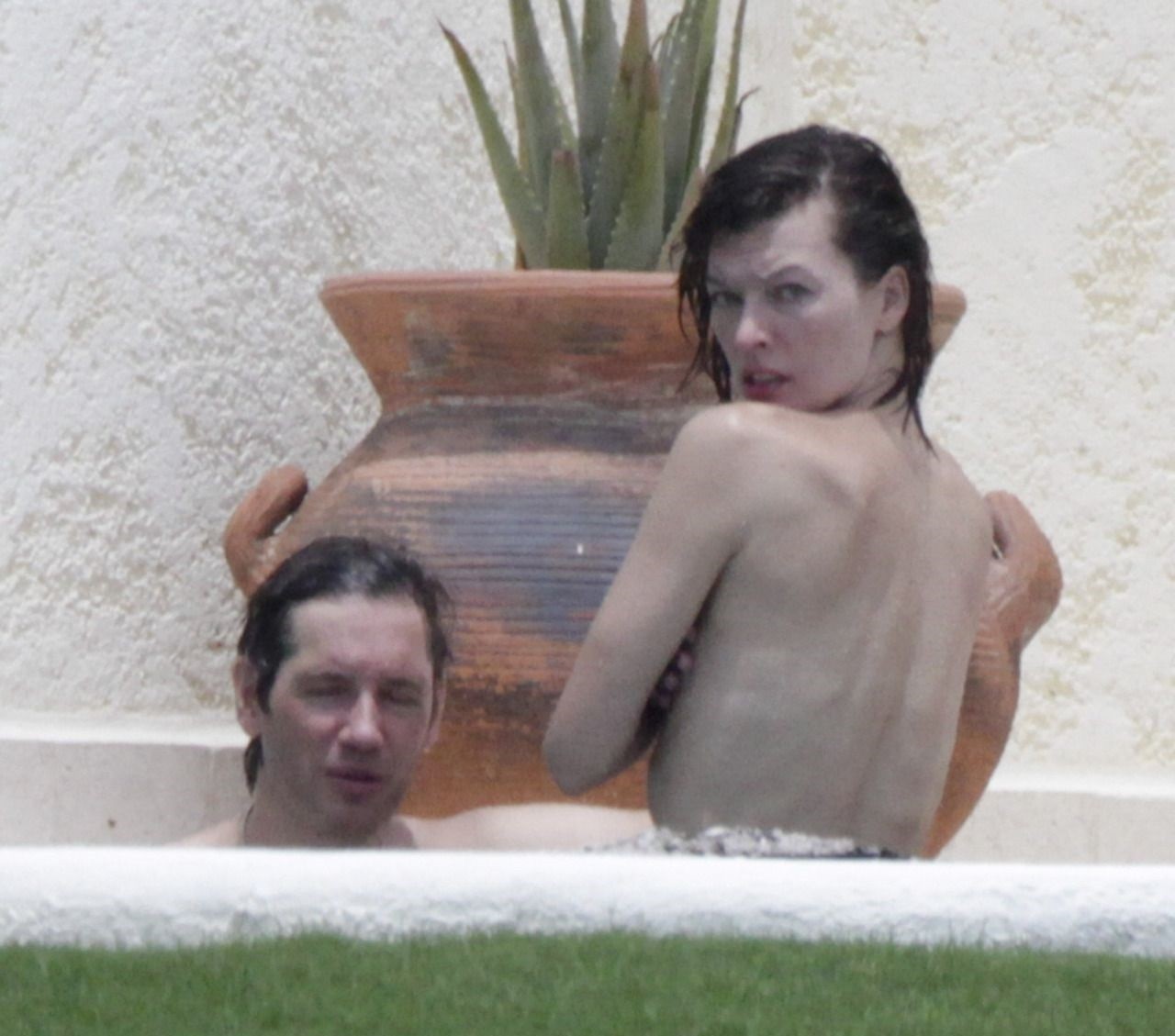 milla-jovovich-paparazzi-explicit-shots-7 milla jovovich paparazzi explicit shots 7