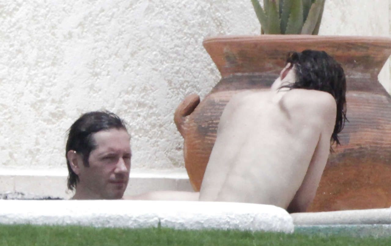 milla-jovovich-paparazzi-explicit-shots-8 milla jovovich paparazzi explicit shots 8