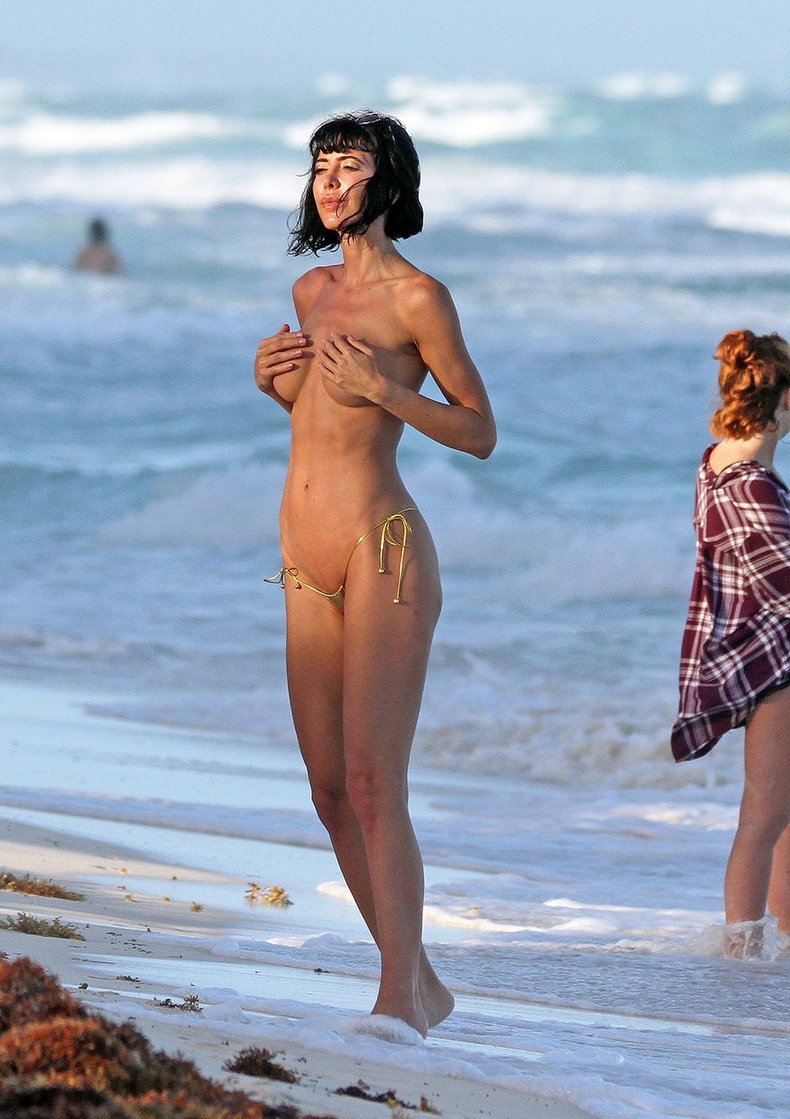 milo-moire-posing-nude-on-the-beach-thefappening-pro-1 milo moire posing nude on the beach thefappening pro 1