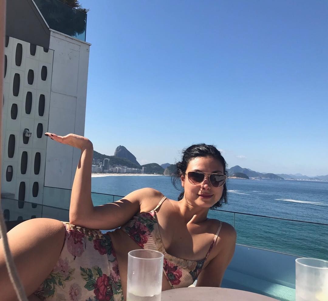 morena baccarin sexy 2019 4