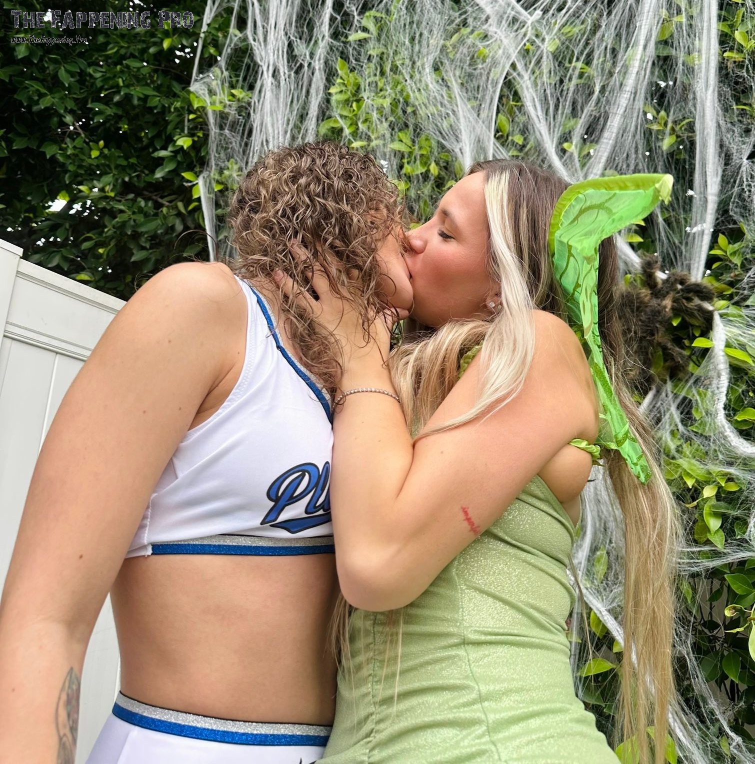nadia-amine-lesbian-kiss-thefappening-cfd-2 Nadia Amine Sexy Lesbian Twitch Girl