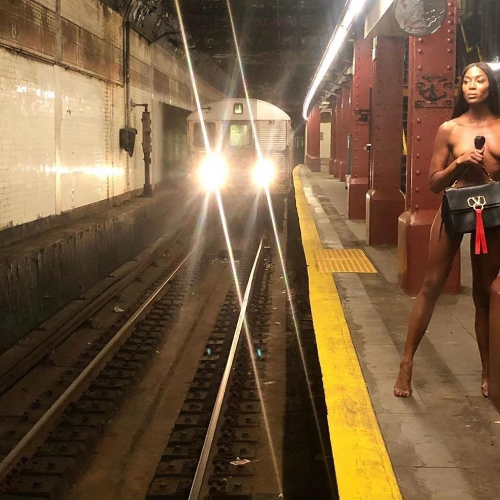 naomi-campbell-unpublished-nude-pics-in-ny-subway-thefappening-pro-3 Naomi Campbell Nude In NY Subway