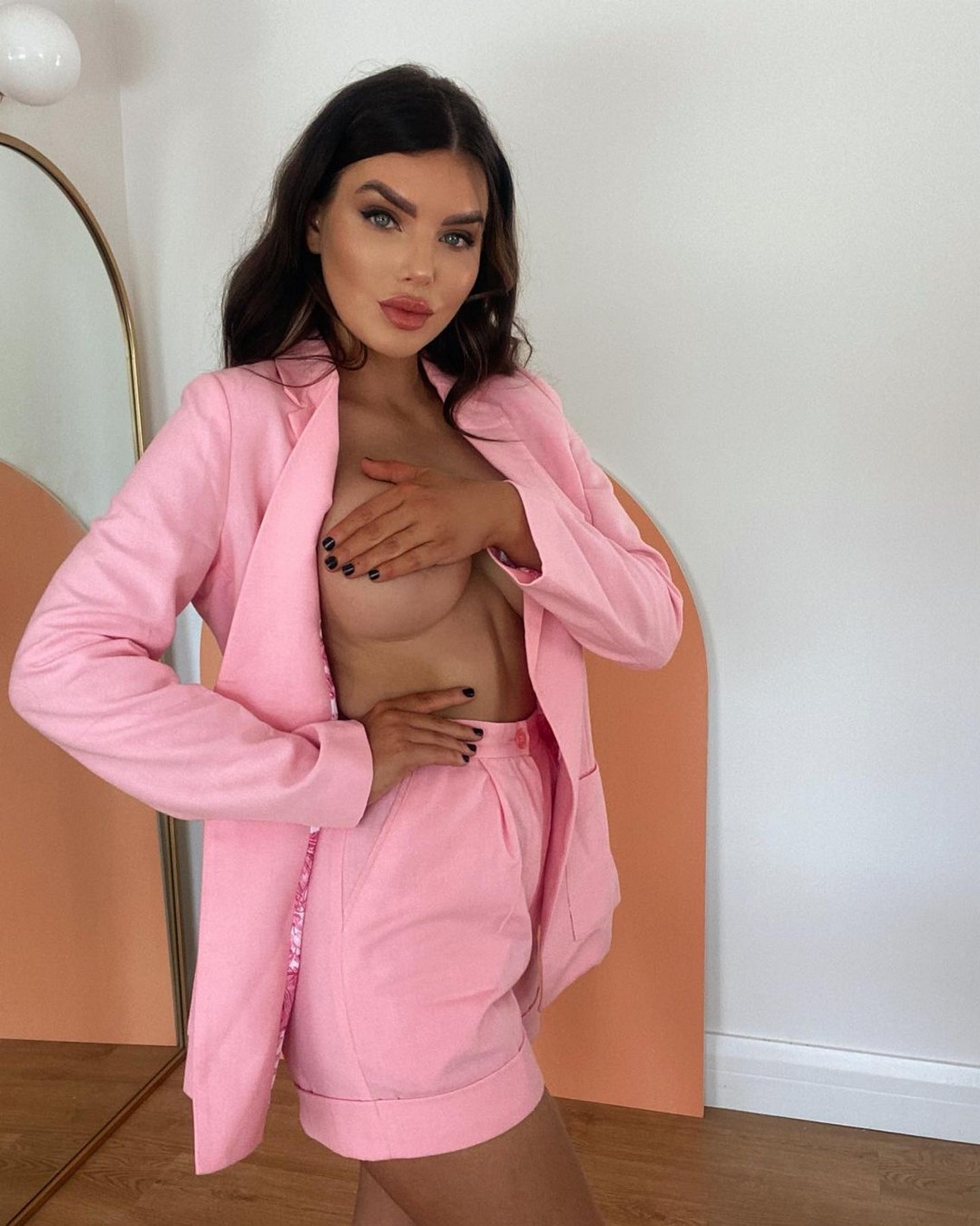 nicole-thorne-topless-but-covered-thefappening-cfd-3 Nicole Thorne Covered Her Nude Tits