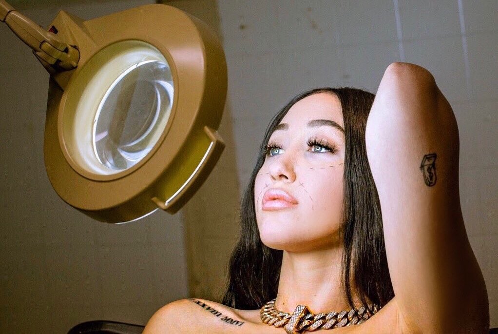 noah-cyrus-nude-thefappening-cfd-8 Noah Cyrus Underboobs