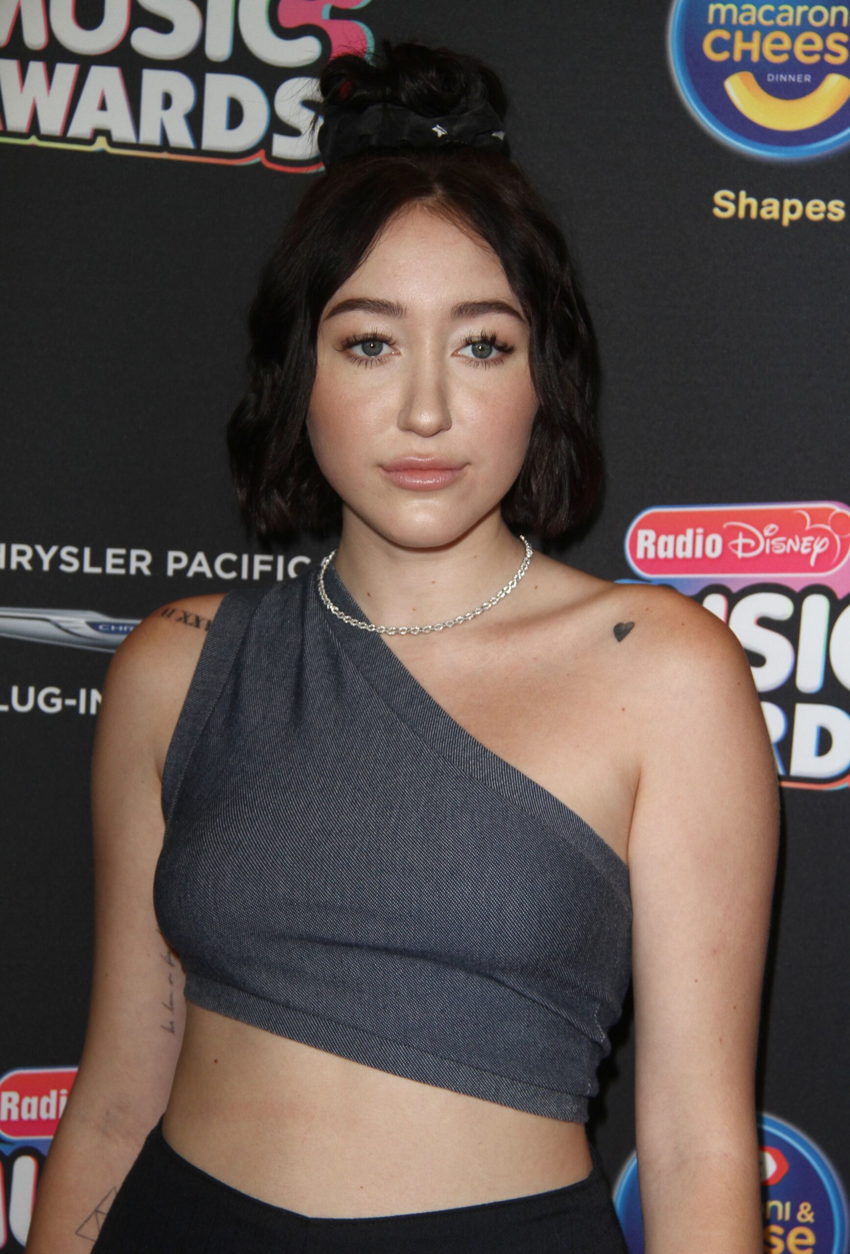 noah-cyrus-sexy-public-thefappening-cfd-3 Noah Cyrus Braless