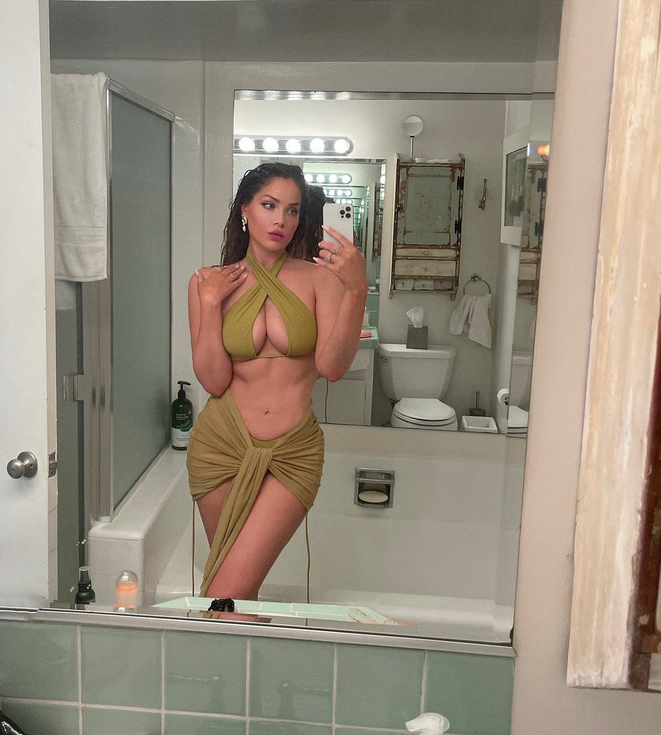 Olivia Pierson Sexy Slefie