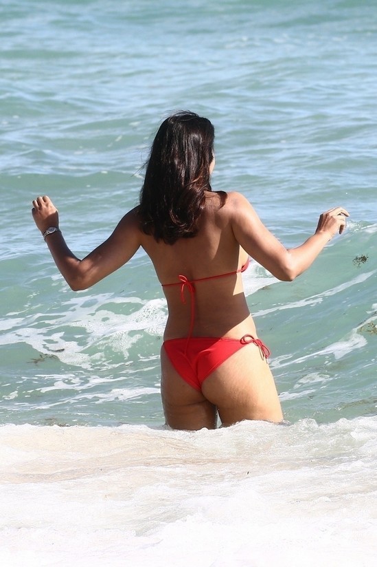 padma-lakshmi-red-bikini-135 padma lakshmi red bikini 135