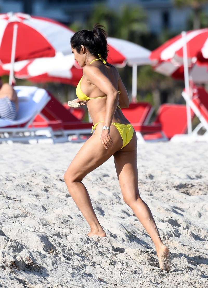 padma-lakshmi-sexy-bikini-72 padma lakshmi sexy bikini 72