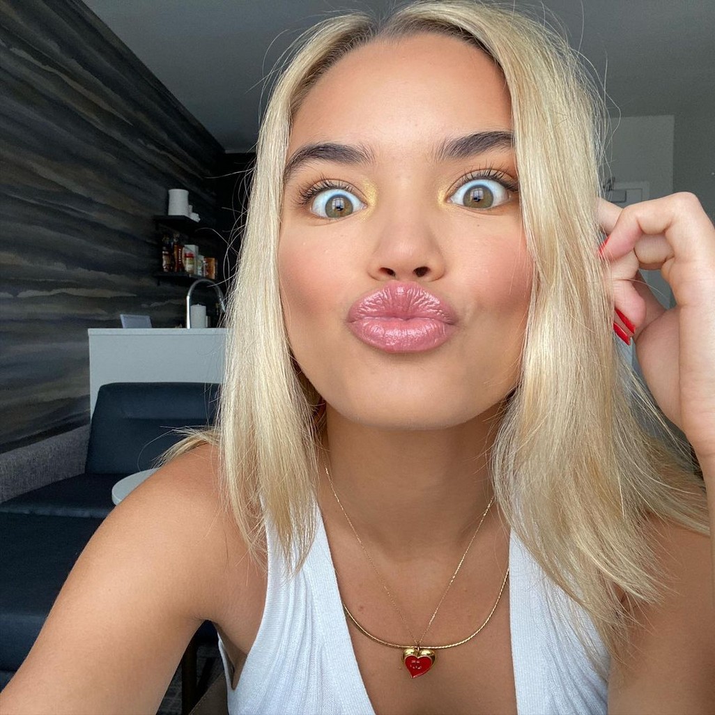 paris-berelc-cute-face-on-seductive-selfies-thefappening-cfd-4 Paris Berelc Blonde Selfie