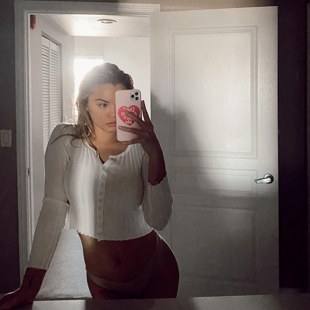 paris-berelc-cute-face-on-seductive-selfies-thefappening-cfd-7 Paris Berelc Selfie