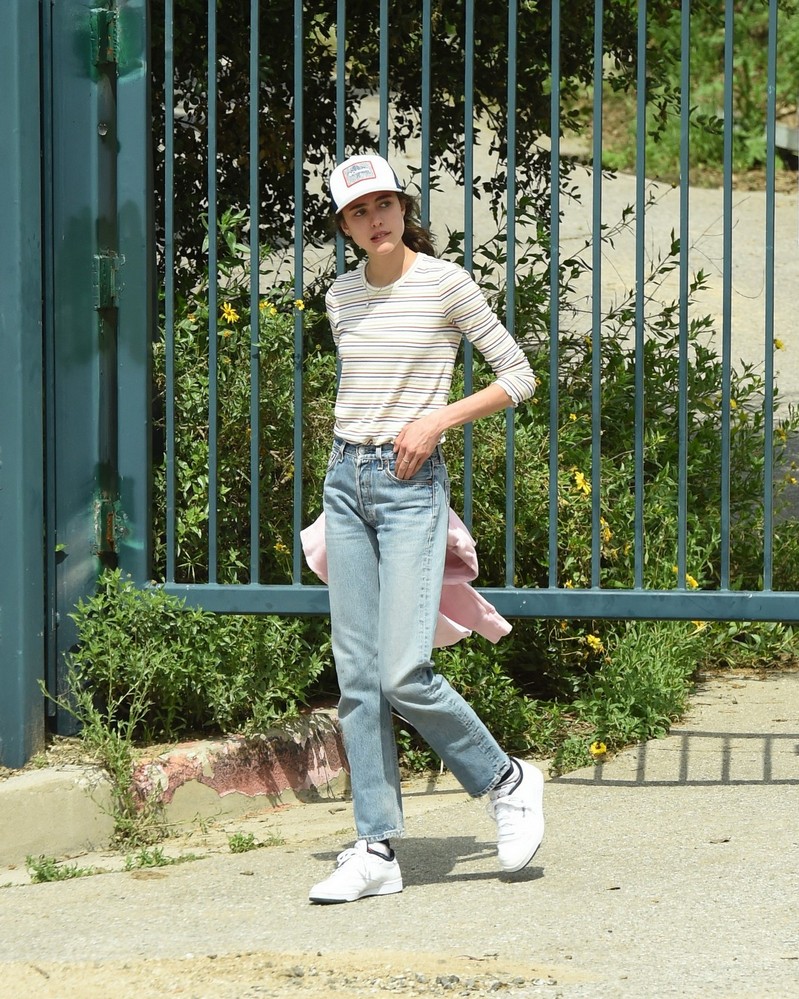 qualley-sisters-breaking-covid-19-quarantine-thefappening-cfd-35 qualley sisters breaking covid 19 quarantine thefappening cfd 35