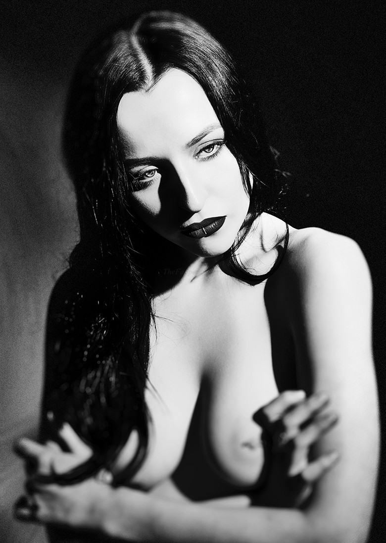 quinn-linden-nude-goth-model-5 quinn linden nude goth model 5