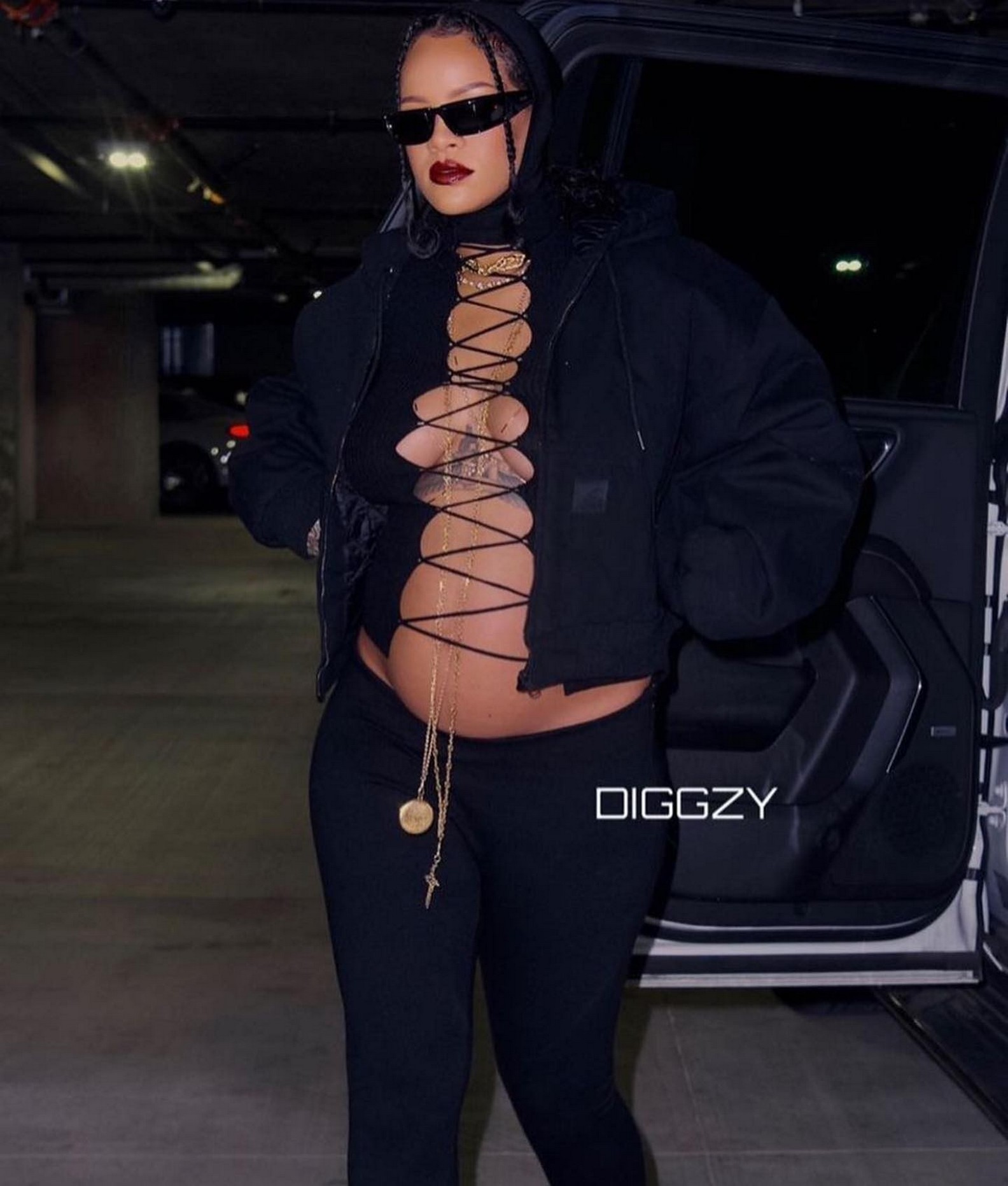 rihanna-blossoming-baby-bump-thefappening-cfd-6 Rihanna Hot