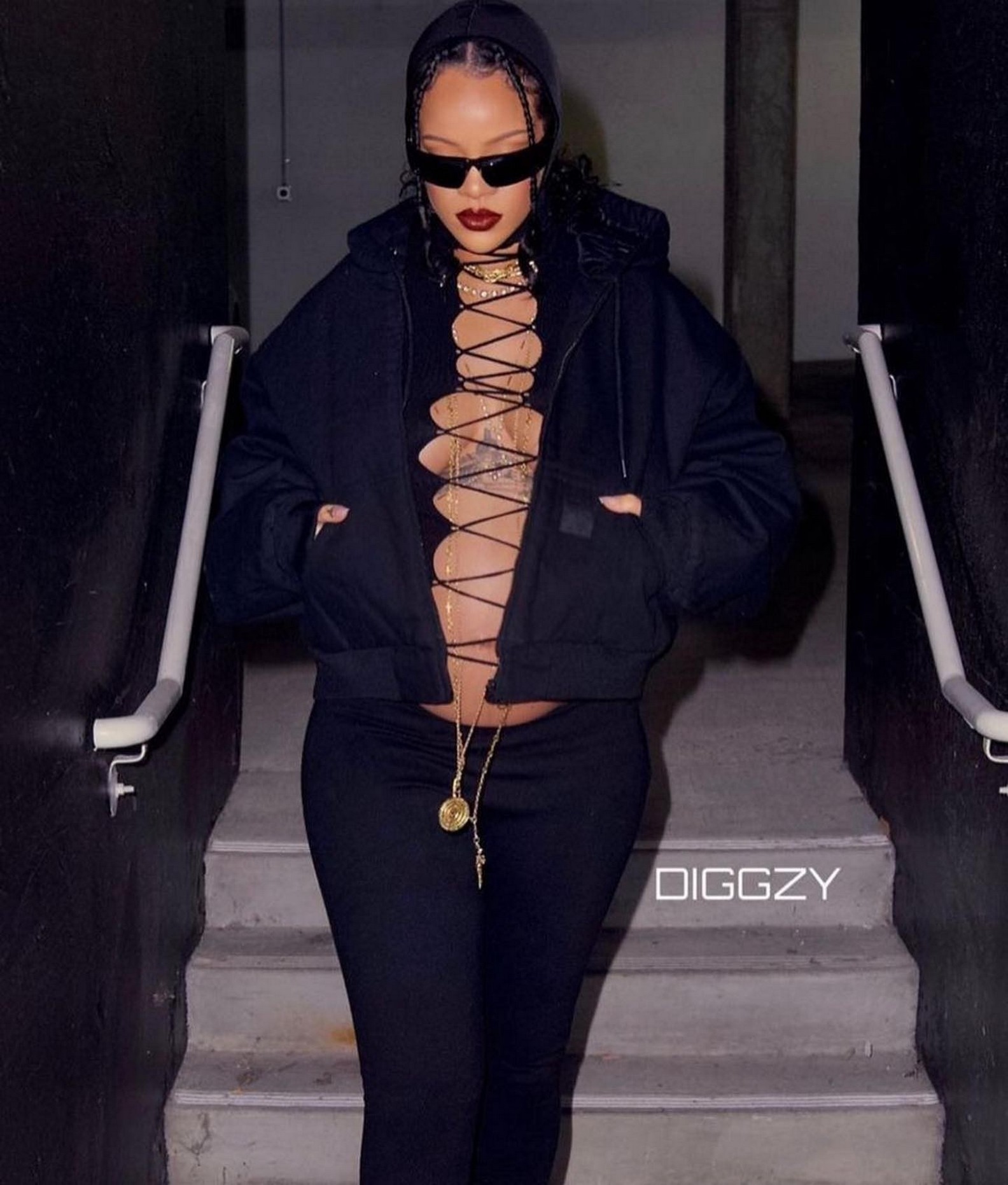 rihanna-blossoming-baby-bump-thefappening-cfd-7 Rihanna Sexy