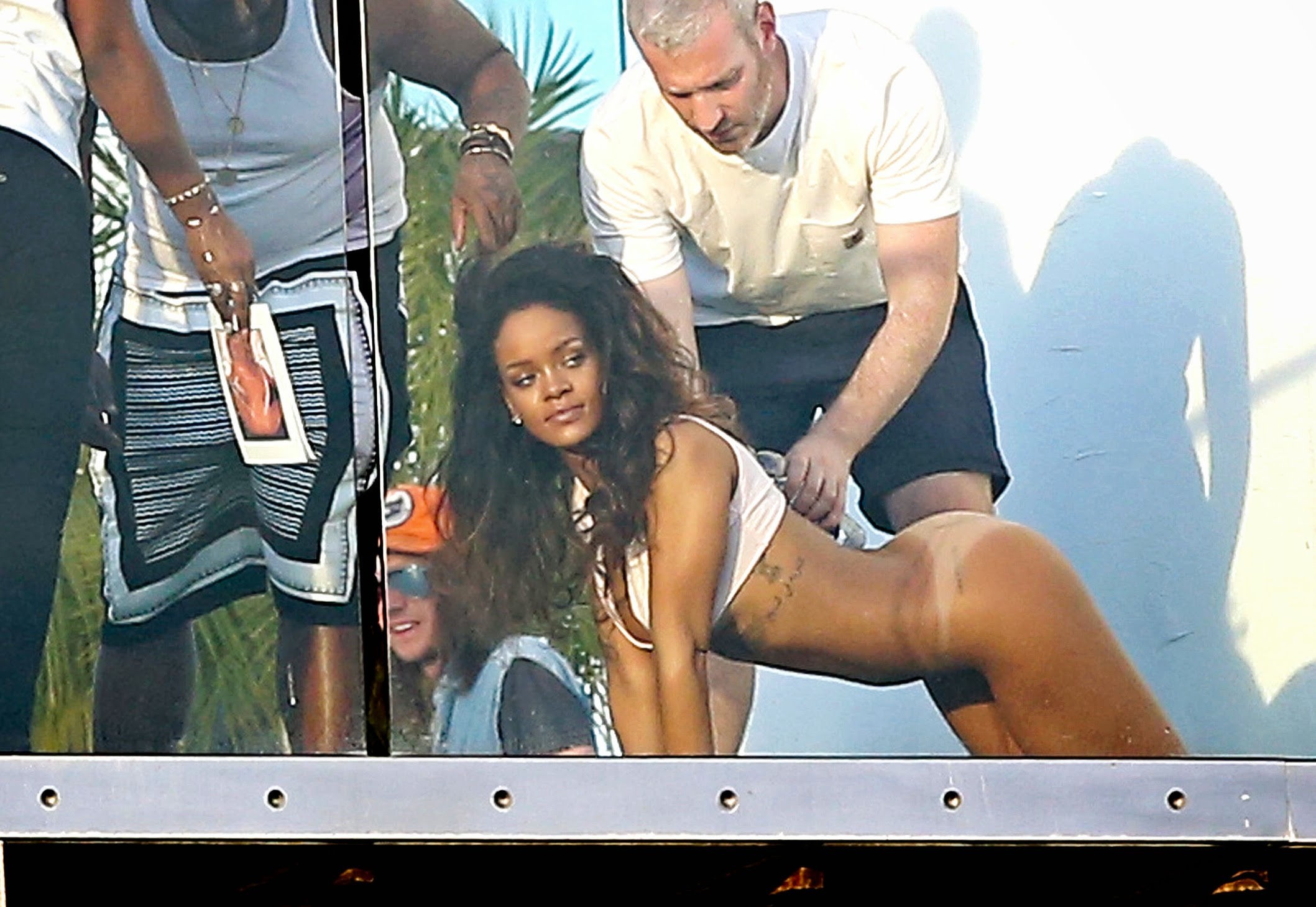 rihanna-nude-the-fappening-pro-4 Rihanna Fappening